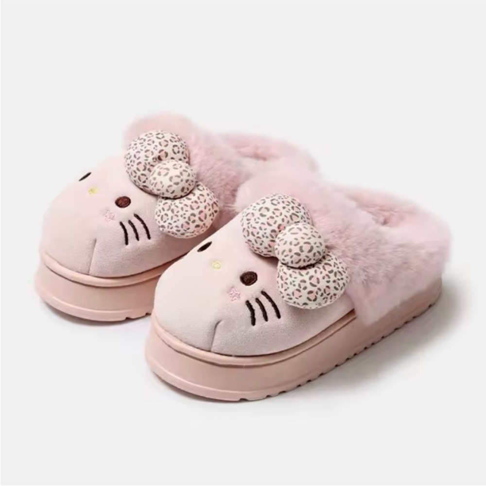 NWOT Hello Kitty plush platform slippers size 7.5-8.5